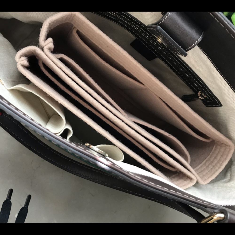 Organizer insert for medium size handbags and purses.